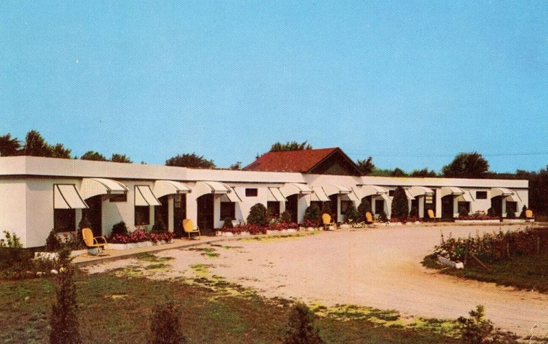 Whites Motel (Woodys Bar & Motel) - Vintage Postcard